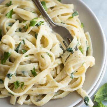 This Pesto Spinach Alfredo Sauce is light in calories and packed full of flavor! Better than plain old alfredo sauce!