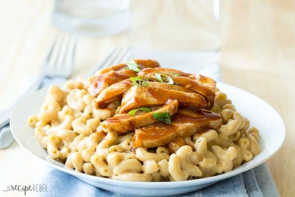 barbecue chicken slices on top of creamy white mac and cheese