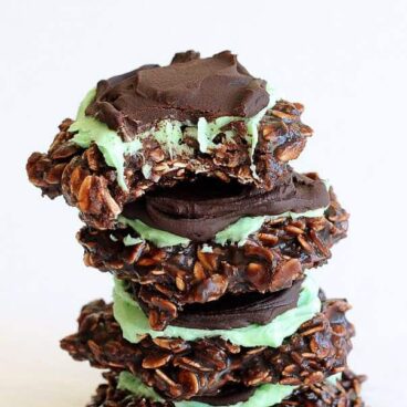 Fudgy Mint Chocolate No-Bake Cookies: Classic chocolate no-bake cookies topped with mint frosting and chocolate ganache -- a twist on my favorite no-bake mint chocolate bars! Perfect for Christmas or a sweet summer treat! www.thereciperebel.com