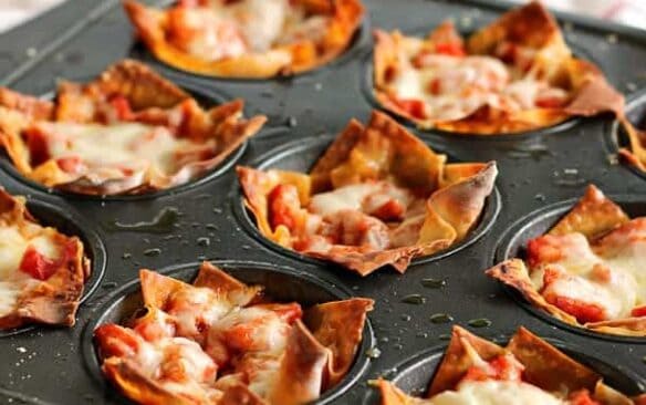Pepperoni, cheese, and pizza sauce baked inside of crisp wonton wrappers: the ultimate handheld pizza! Only 4 main ingredients and 20 minutes! Perfect as an appetizer or a quick lunch.