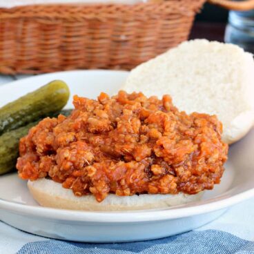 {Slow Cooker} BBQ Chicken Quinoa Sloppy Joes: a lighter, healthier version of an old favorite. Packed with protein! www.thereciperebel.com