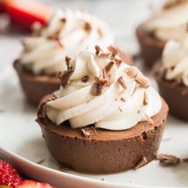 light chocolate cheesecakes close up