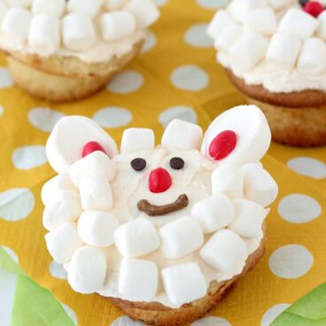 Little Lamb Cupcakes: a super easy cupcake or cookie decorating technique that even the kids can help with! Perfect for Easter or spring birthdays. www.thereciperebel.com