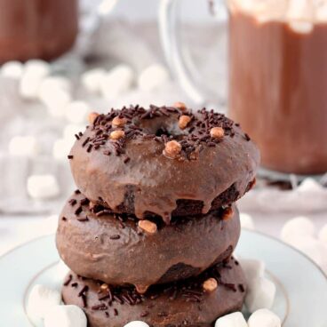 Mexican Hot Chocolate Baked Doughnuts: fudgy chocolate doughnuts with cinnamon and cayenne. A sweet treat with a hint of spice -- perfect for your Mexican fiesta! www.thereciperebel.com