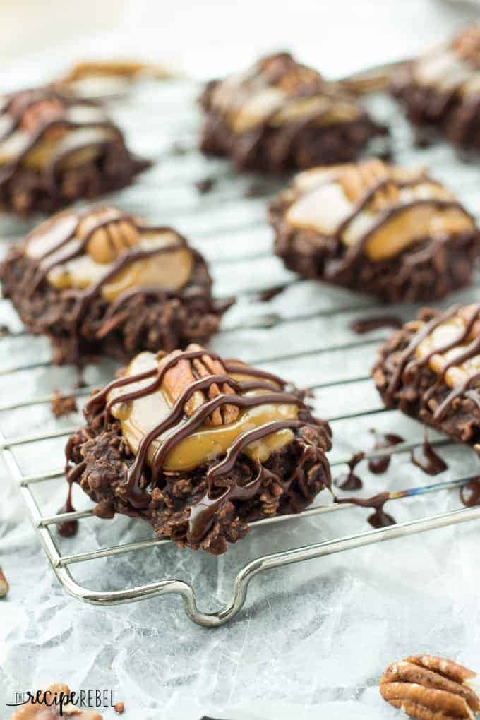 No-Bake-Turtle-Cookies mit Karamell-Topping, Schokotröpfchen und Pekannusshälften
