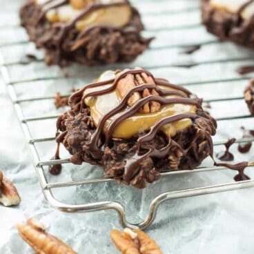 No-Bake Turtle Cookies: Perfect chocolate oatmeal no-bake cookies topped with thick caramel, pecans, and a drizzle of chocolate! Taking no-bake cookies to the next level :) www.thereciperebel.com
