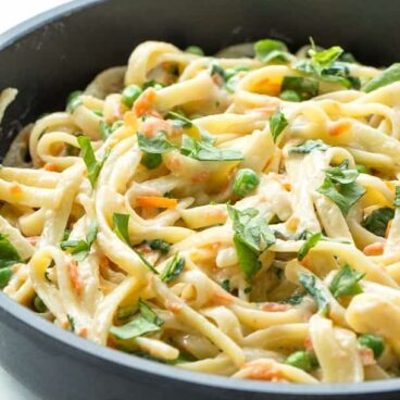 One Pot Pasta Primavera: A creamy, veggie loaded pasta that comes together easily in only one pot with only 7 ingredients! www.thereciperebel.com