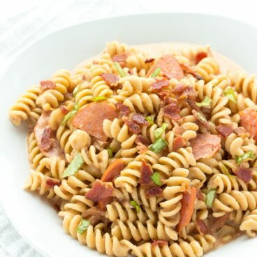 One Pot Pepperoni Pizza Mac & Cheese with Bacon: One of our go-to meals! A quick, easy meal that the kids will love, and only 7 ingredients and one pot! www.thereciperebel.com