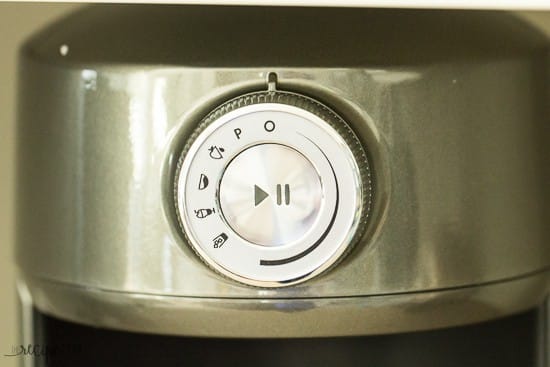 close up image of knob on kitchenaid torrent blender