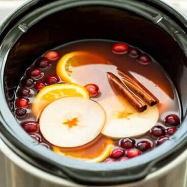 The perfect holiday drink, this Slow Cooker Cranberry Apple Cider is made with apple, cranberry and orange juices! Perfect for your Thanksgiving or Christmas party. #splendasweeties #sweetswaps