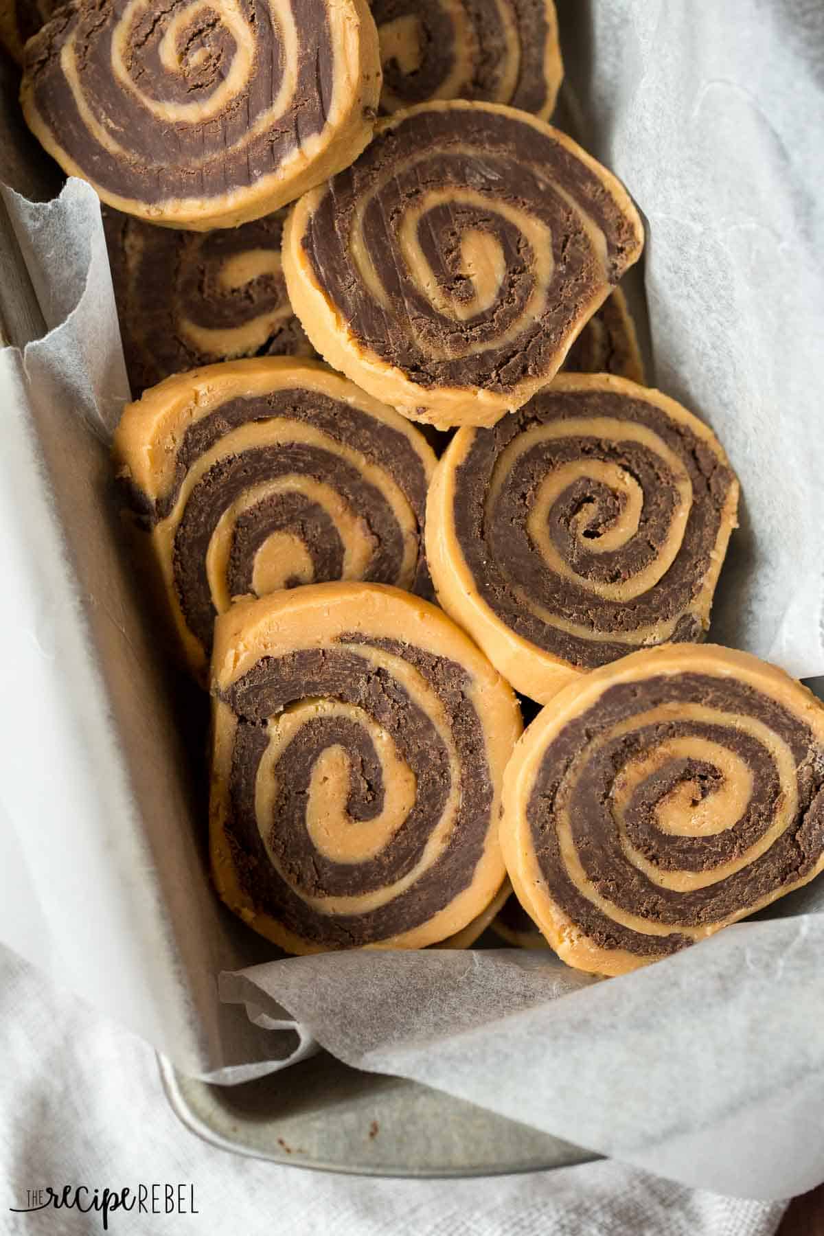 No Bake Schoko-Erdnussbutter-Pinwheels dicht über Kopf in einer Pfanne mit Pergamentpapier