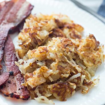 A simple step-by-step tutorial on how to make CRISPY shredded hashbrowns! The perfect addition to your weekend breakfast :) thereciperebel.com