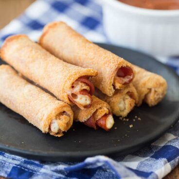 These Easy Pizza Roll Ups are stuffed with pepperoni and cheese -- perfect for dunking in pizza sauce!