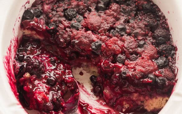 slow cooker berry cobbler in crockpot