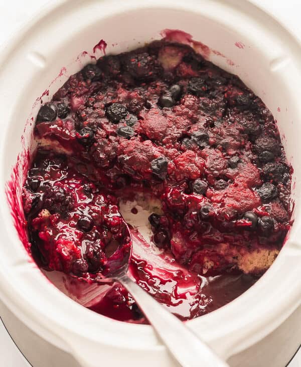 slow cooker berry cobbler in crockpot