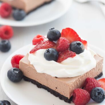 These No Bake Chocolate Nutella Cheesecake Bars are SO easy and perfect for topping with fresh berries! Rich, creamy and no oven required! thereciperebel.com