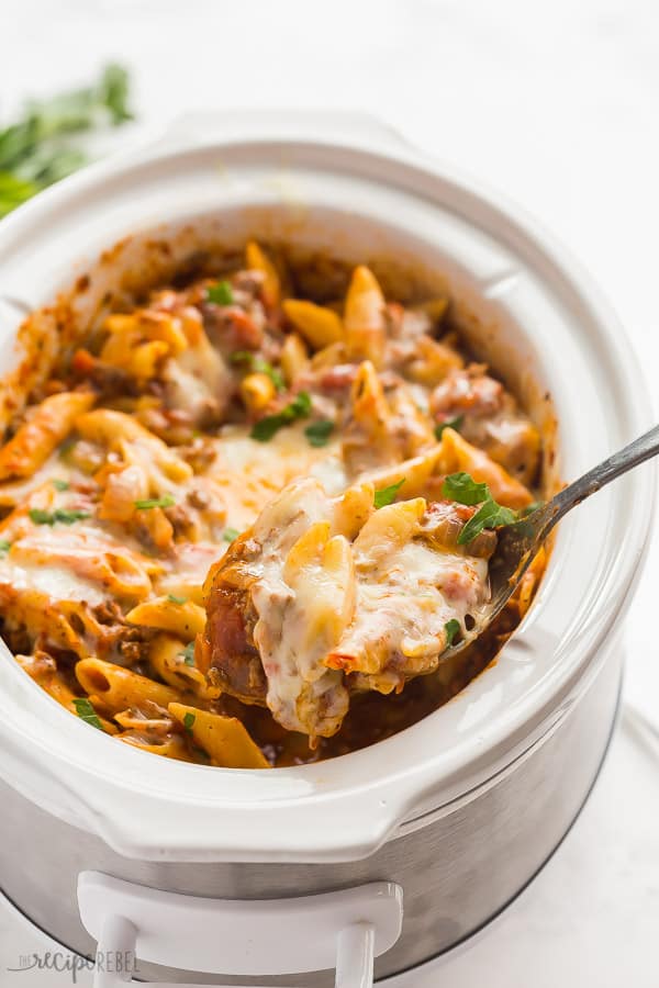 Slow Cooker Baked Ziti Recipe {VIDEO} - The Recipe Rebel