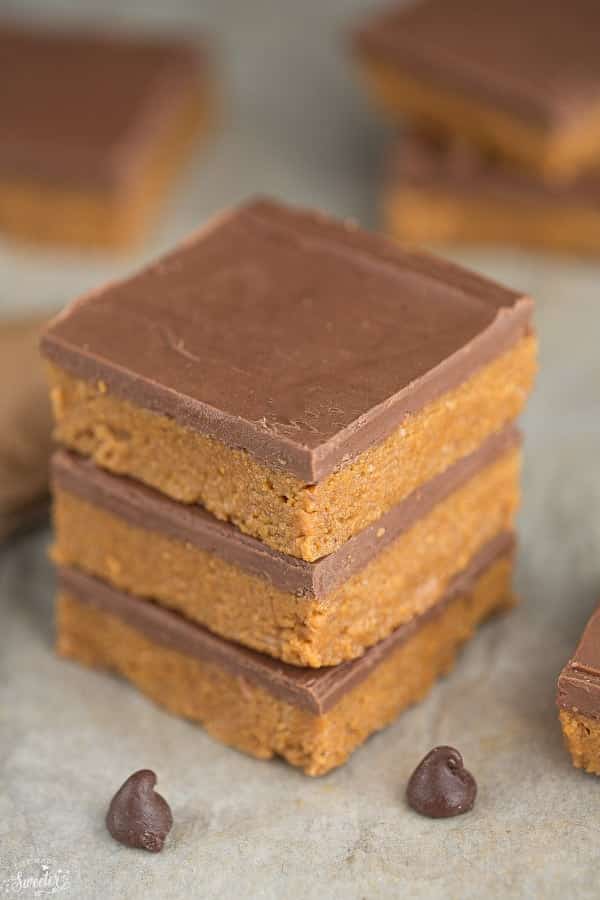 No Bake Reese's Erdnussbutter-Riegel 3er-Stapel auf grauem Hintergrund's peanut butter bars stack of 3 on grey background