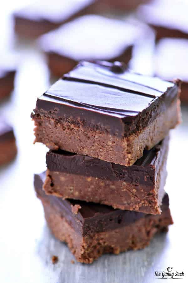No Bake Nutella Bars 3er-Stapel auf weißem Hintergrund