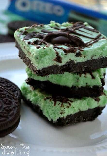 no bake mint Oreo-Meltaways 3er-Stapel auf weißem Teller mit Oreo-Verpackung im Hintergrund