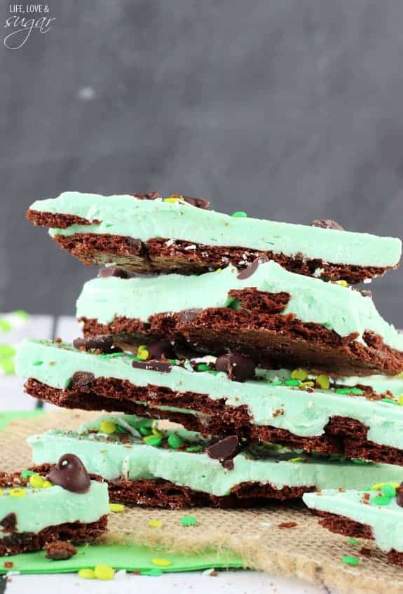 21 No Bake Treats for Christmas including cookies, bars, candies and desserts -- because sometimes you just don't have time to bake! Easy recipes for everyone.