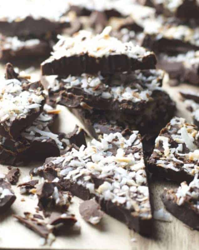 Kokosnuss Kokosnuss-Mokka-Rinde in Dreiecke geschnitten und mit Kokosraspeln gekrönt