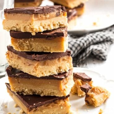 21 No Bake Treats for Christmas including cookies, bars, candies and desserts -- because sometimes you just don't have time to bake! Easy recipes for everyone.