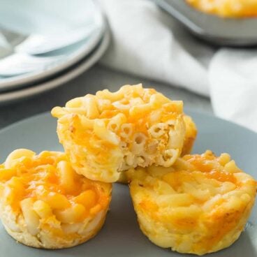 These Baked Mac and Cheese Cups are a fun meal or side dish -- they're family friendly and easy to customize! They're also perfect for a party! Includes step by step recipe video | easy recipes | kid friendly | cooking with kids | macaroni | macaroni and cheese | pasta