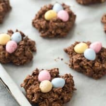These No Bake Birds Nest Cookies are made with oats, corn flakes, mini eggs, peanut butter and are perfect for Easter or Spring! The kids will go nuts for them! Includes step by step recipe video | no bake cookies | peanut butter cookies | corn flake cookies | Easter candy