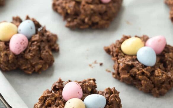 These No Bake Birds Nest Cookies are made with oats, corn flakes, mini eggs, peanut butter and are perfect for Easter or Spring! The kids will go nuts for them! Includes step by step recipe video | no bake cookies | peanut butter cookies | corn flake cookies | Easter candy