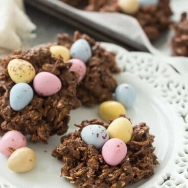 These No Bake Birds Nest Cookies are made with oats, corn flakes, mini eggs, peanut butter and are perfect for Easter or Spring! The kids will go nuts for them! Includes step by step recipe video | no bake cookies | peanut butter cookies | corn flake cookies | Easter candy