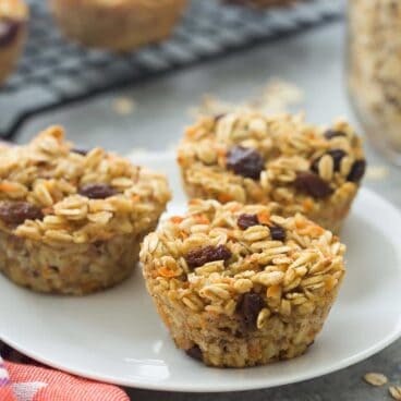 These Carrot Cake Baked Oatmeal Cups are an easy make ahead breakfast that's freezer friendly and easy to customize! Just 100 calories and high in protein and fiber. Includes step by step recipe video. | easy recipe | breakfast | brunch | make ahead | meal prep | healthy recipe | diet | meal planning