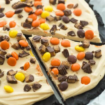 This Frozen Peanut Butter Cup Dessert Pizza is an EASY no bake dessert that has just a few ingredients! A Dairy Queen Treatzza Pizza copycat -- except way better! Make ahead and freezer friendly. Includes how to recipe video | frozen dessert | peanut butter chocolate | Reese's | candy | easy recipe