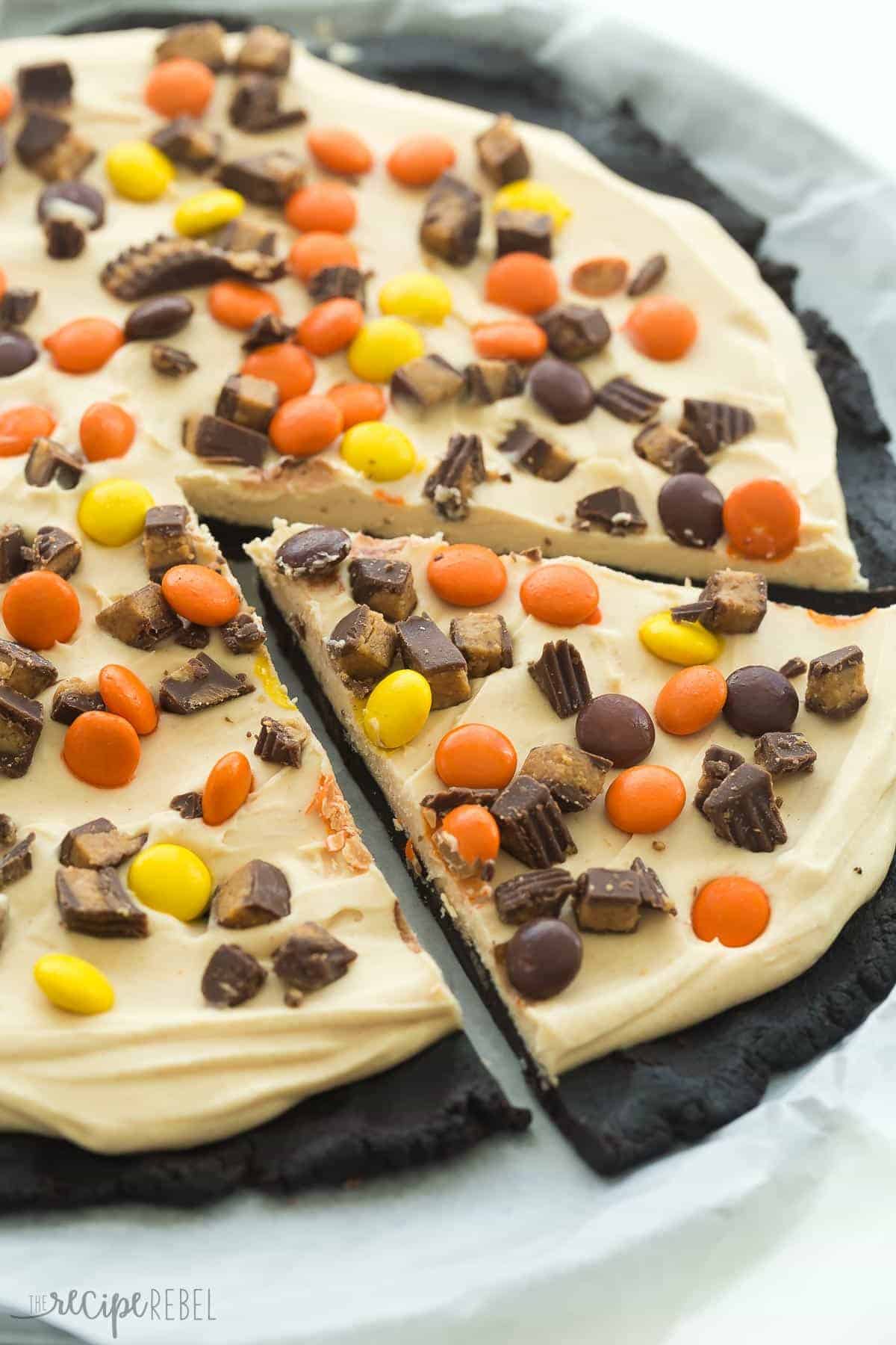 This Frozen Peanut Butter Cup Dessert Pizza is an EASY no bake dessert that has just a few ingredients! A Dairy Queen Treatzza Pizza copycat -- except way better! Make ahead and freezer friendly. Includes how to recipe video | frozen dessert | peanut butter chocolate | Reese's | candy | easy recipe