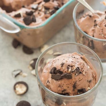 This No Churn Peanut Butter Oreo Ice Cream is SO easy -- just FIVE ingredients and a few minutes prep. It's a no bake dessert you can easily customize to your tastes! Includes step by step recipe video | no bake dessert | peanut butter ice cream | easy recipe | easy dessert | summer | freezer | frozen