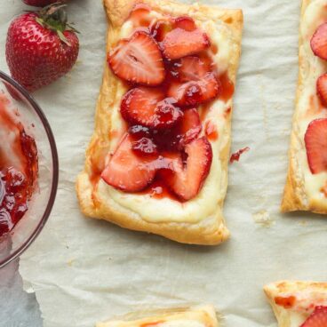 This Easy Strawberry Cream Cheese Danish uses puff pastry and fresh strawberries, making it the ultimate quick summer dessert! Use whatever fruit you like! Includes step by step recipe video. | strawberry recipes | fresh strawberries | summer dessert | easy dessert | puff pastry | puff pastry danish