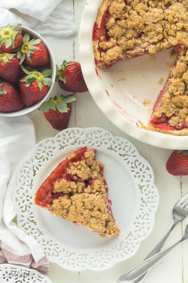 streusel topped strawberry pie overhead