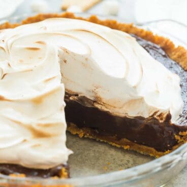 This No Bake S'mores Pie is an easy no bake dessert made with a chocolate pudding filling, no bake graham crust and loaded with homemade marshmallow cream! | summer dessert | chocolate pudding pie | easy dessert | easy recipe | pie recipe | chocolate dessert | homemade marshmallow