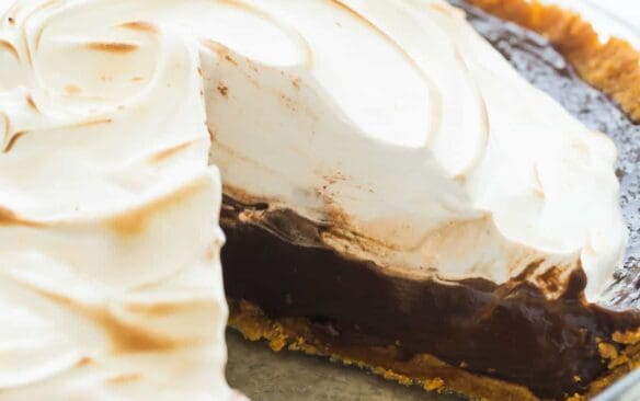 This No Bake S'mores Pie is an easy no bake dessert made with a chocolate pudding filling, no bake graham crust and loaded with homemade marshmallow cream! | summer dessert | chocolate pudding pie | easy dessert | easy recipe | pie recipe | chocolate dessert | homemade marshmallow