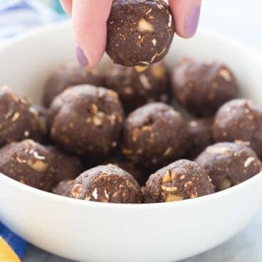 This No Bake Chocolate Hazelnut Energy Bites Recipe is made with oats, hazelnuts, cocoa and sweetened with dates -- they are the perfect healthy snack for lunches or school or work! They are so easy to make -- includes a step by step recipe video. | healthy recipe | protein ball | energy ball | exercise snack | workout snack | healthy recipe | healthy snack