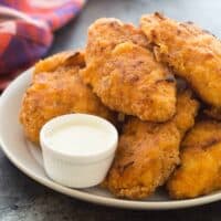 This Crispy Sriracha Buttermilk Oven Fried Chicken is so moist and juicy with just the right amount of spice! It's baked and not fried so it's healthier, but you still get that great crunchy coating. Includes a step by step recipe video. | easy dinner recipe | healthy recipe | low fat | healthy dinner | chicken dinner recipe | spicy chicken