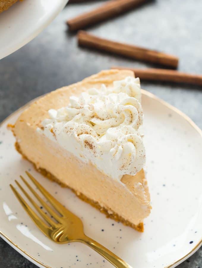 These No Bake Pumpkin Cheesecake is so easy, smooth and silky -- the perfect easy dessert for a fall supper or Thanksgiving! Includes step by step recipe video | easy dessert recipe | no bake dessert | thanksgiving | fall | thanksgiving dessert