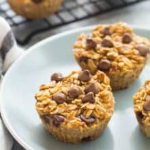 These Pumpkin Chocolate Chip Baked Oatmeal Cups are an easy and healthy breakfast, lunch or snack -- low in calories, high in protein and fiber, make ahead and freezer friendly! Includes step by step recipe video. | healthy recipe | healthy breakfast | make ahead breakfast | protein | fiber | low calorie | diet | fall |