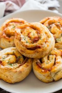 These Easy Pizza Pinwheels are so quick to make and easy to customize! They're freezer friendly and perfect for lunches, an appetizer or game day. | lunch idea | lunch recipe | meal prep | freezer recipe | freezer meal | pizza dough |