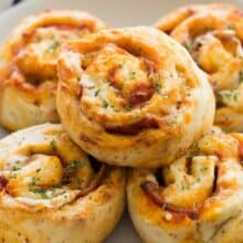 These Easy Pizza Pinwheels are so quick to make and easy to customize! They're freezer friendly and perfect for lunches, an appetizer or game day. | lunch idea | lunch recipe | meal prep | freezer recipe | freezer meal | pizza dough |