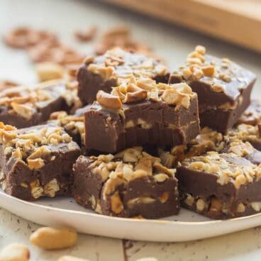 This Peanut Butter Chocolate Fudge with Pretzels is a sweet and salty Christmas candy that is SO easy to make! Just a few ingredients and no bake. Includes step by step recipe video. | easy dessert recipe | no bake dessert | Christmas candy | Christmas recipe | chubby hubby