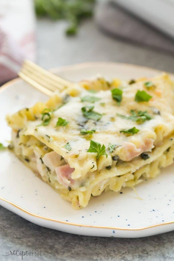This White Chicken Lasagna with Ham and Spinach is the ULTIMATE comfort food! Made with a lighter Alfredo sauce, it's decadent enough for Thanksgiving or Christmas and still loaded with healthy ingredients. | dinner recipe | easy dinner recipe | chicken dinner | chicken recipe | cordon bleu | pasta recipe | leftover ham | leftover chicken | rotisserie chicken | healthier | low fat