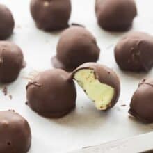 These Easy Mint Chocolate Truffles are an easy no bake Christmas dessert perfect for gift giving! They have a smooth creamy mint center and are covered in dark chocolate. Includes step by step recipe video. | Christmas candy | Christmas baking | chocolates | candies | easy truffles | easy Christmas candy