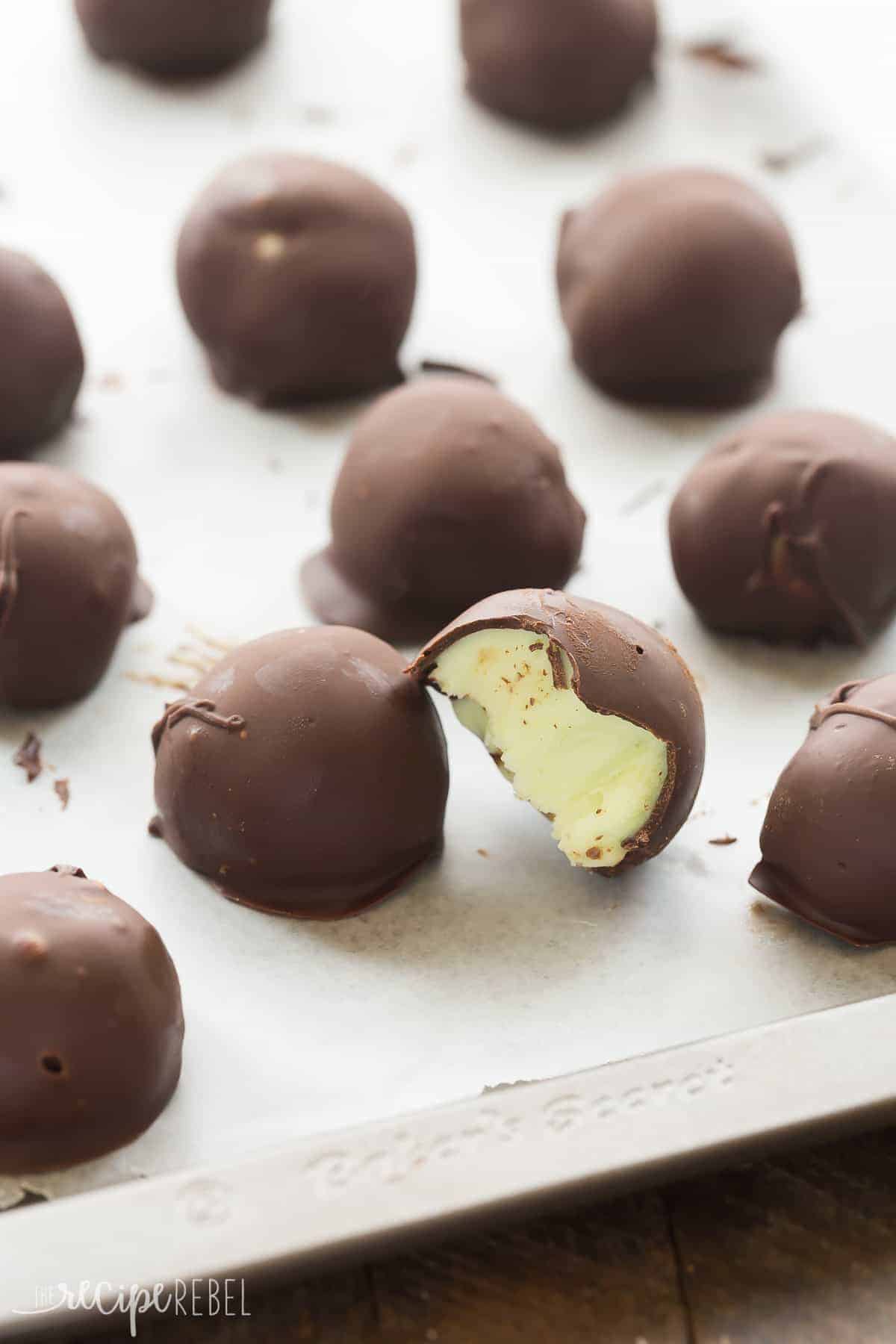 These Easy Mint Chocolate Truffles are an easy no bake Christmas dessert perfect for gift giving! They have a smooth creamy mint center and are covered in dark chocolate. Includes step by step recipe video. | Christmas candy | Christmas baking | chocolates | candies | easy truffles | easy Christmas candy