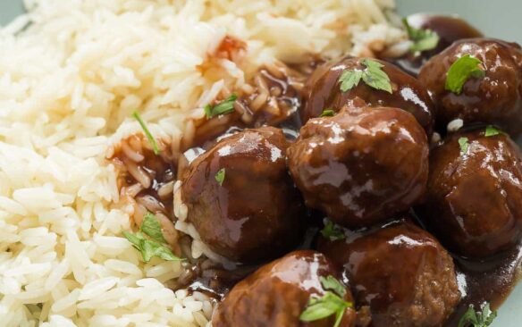 These Slow Cooker Cranberry Meatballs are sweet and tangy with a little spice -- the perfect holiday appetizer or easy weeknight dinner! Includes step by step recipe video | slow cooker recipe | crockpot recipe | crock pot | dinner | easy recipe | Christmas | thanksgiving | game day | football | party food | #slowcookerrecipes